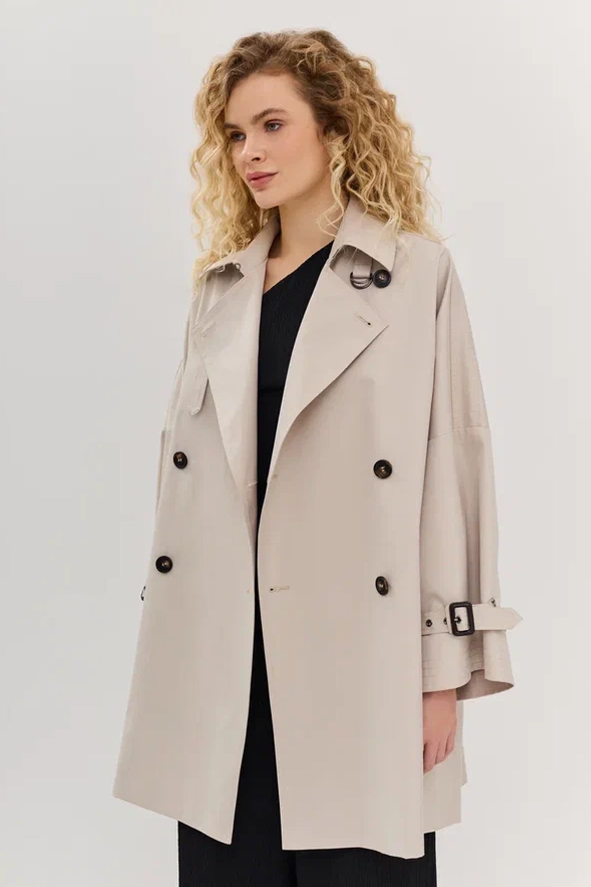 Укороченный тренч с контрастными пуговицами, 48р