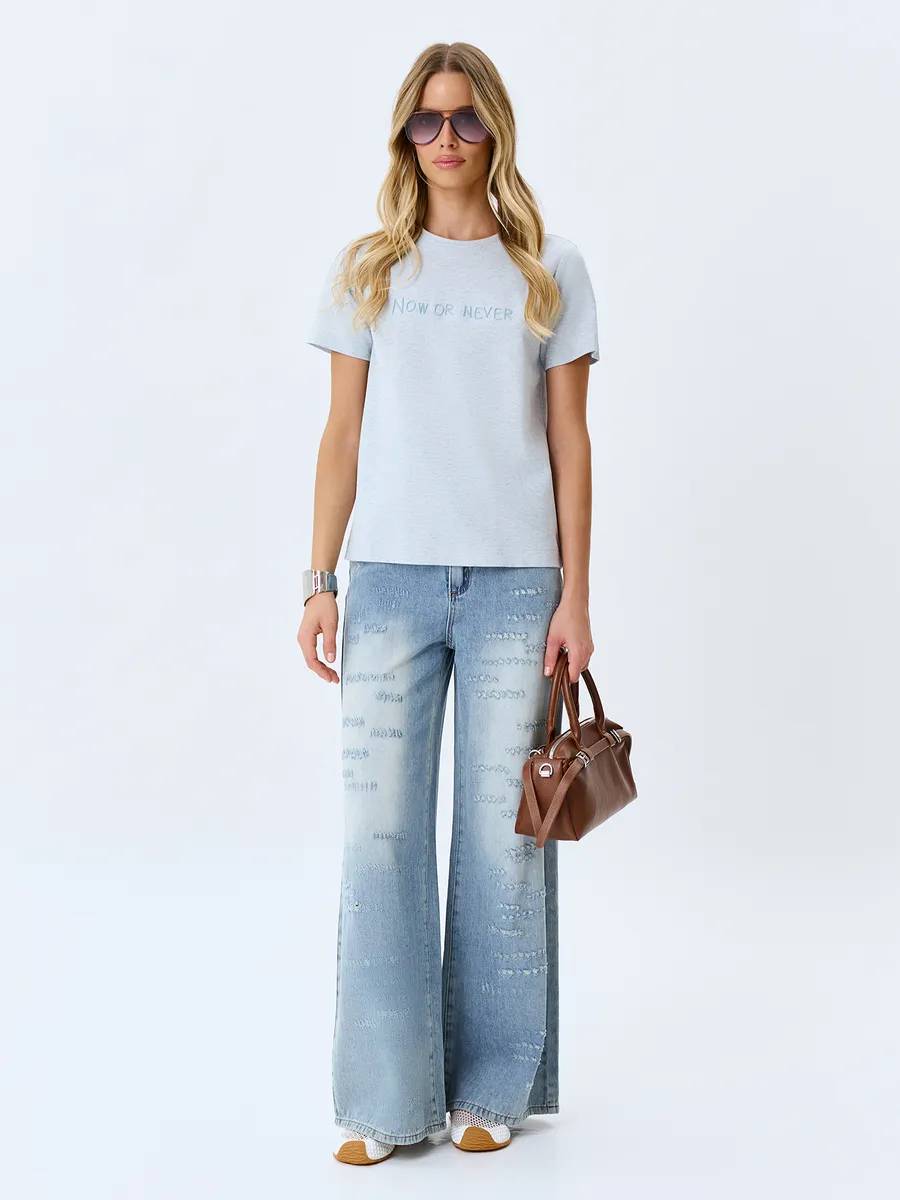 Меланжевая футболка с деликатной вышивкой, 52