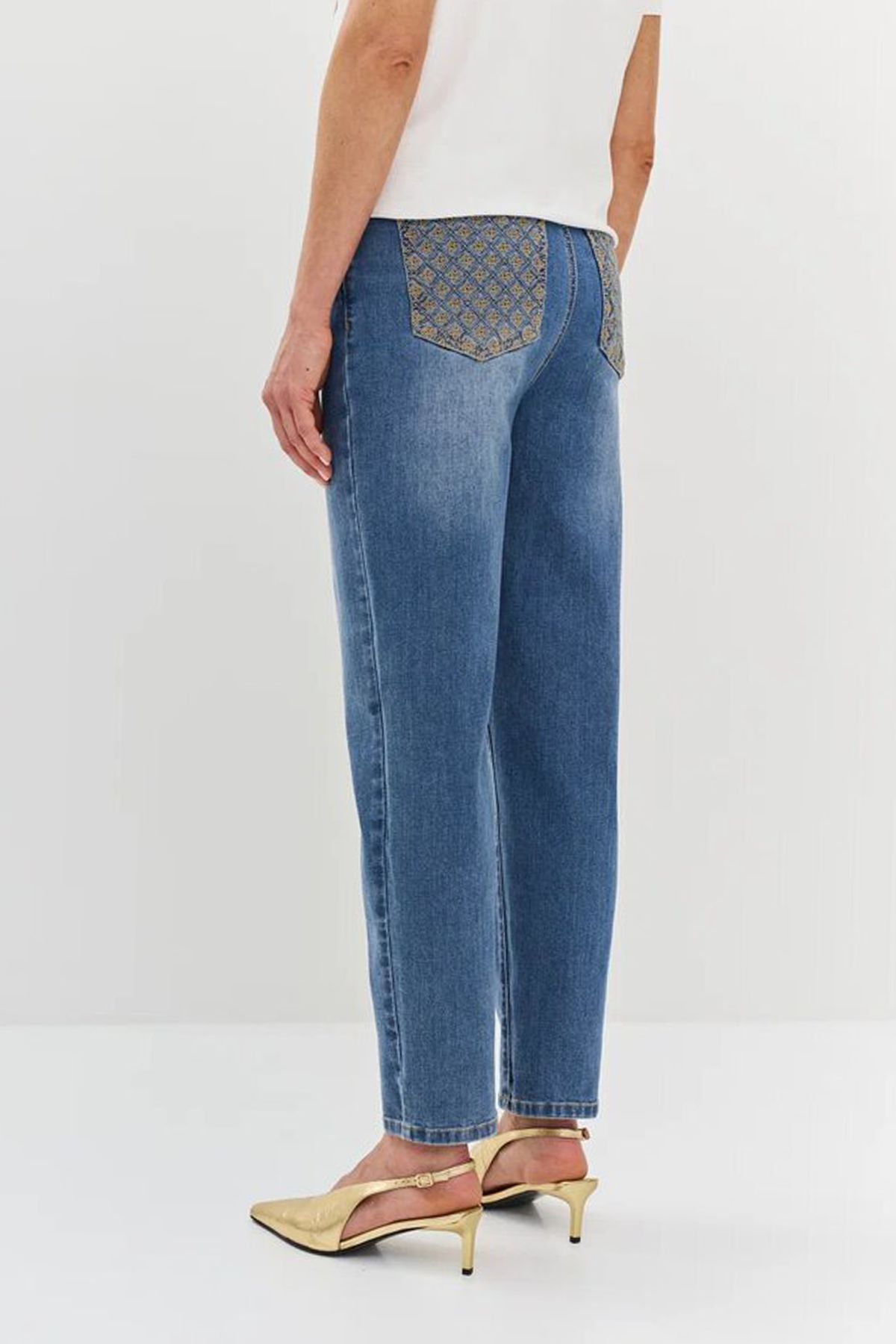 Джинсы с контрастной вышивкой на задних карманах и кокетке, 42р