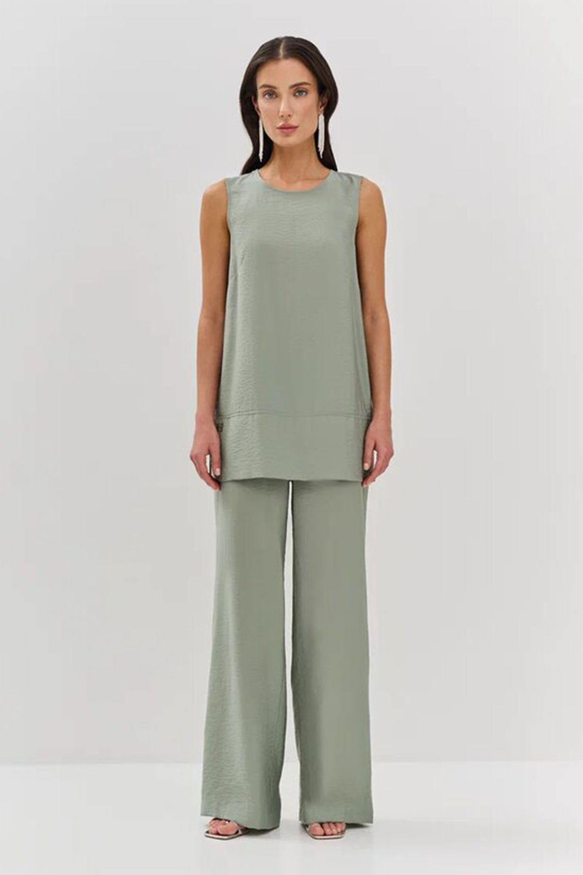 Удлинённая блузка без рукавов, 46р