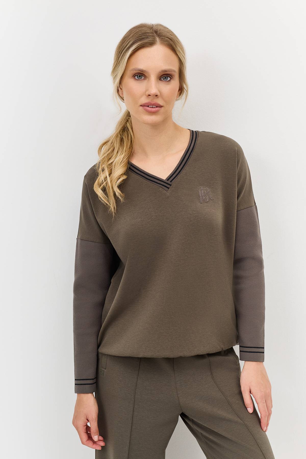 Лимитированная серия свитшот из модала с V-образным вырезом и палантином, 36