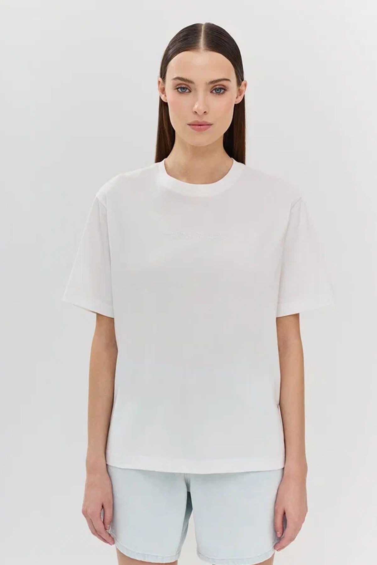 Футболка из хлопка с деликатным декором в цвет, 40р