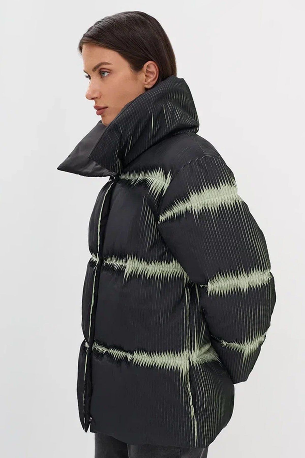 Двухцветная куртка из гофрированной фактурной ткани, 42р