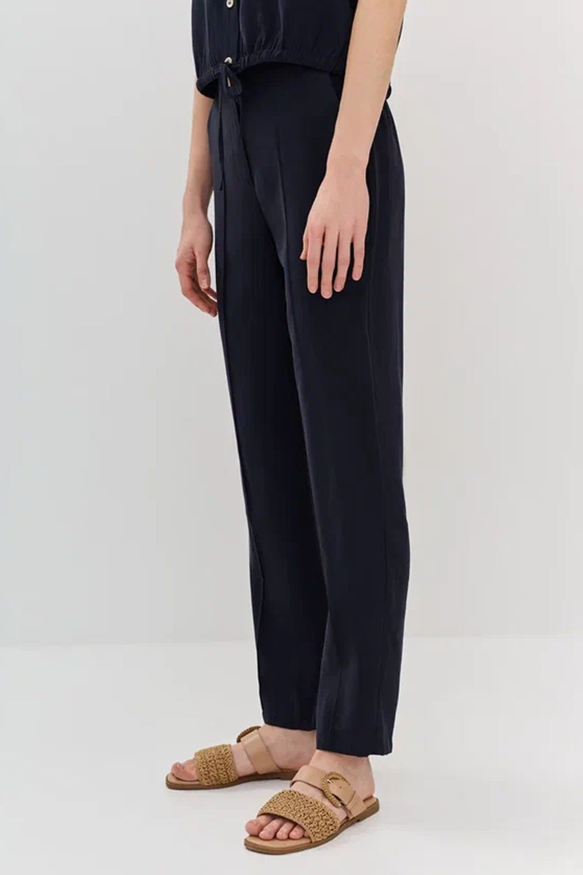 Брюки темно-синего цвета с зауженными штанинами, 46р