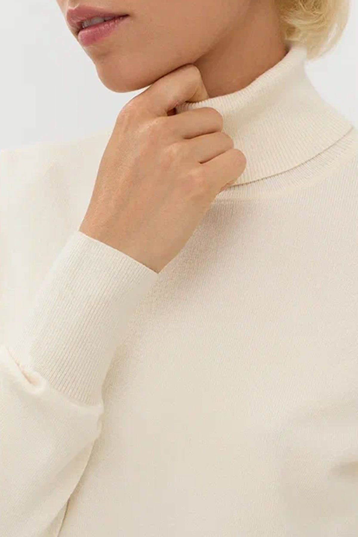 Базовый джемпер-водолазка полуприлегающего кроя 50777/13, 44р