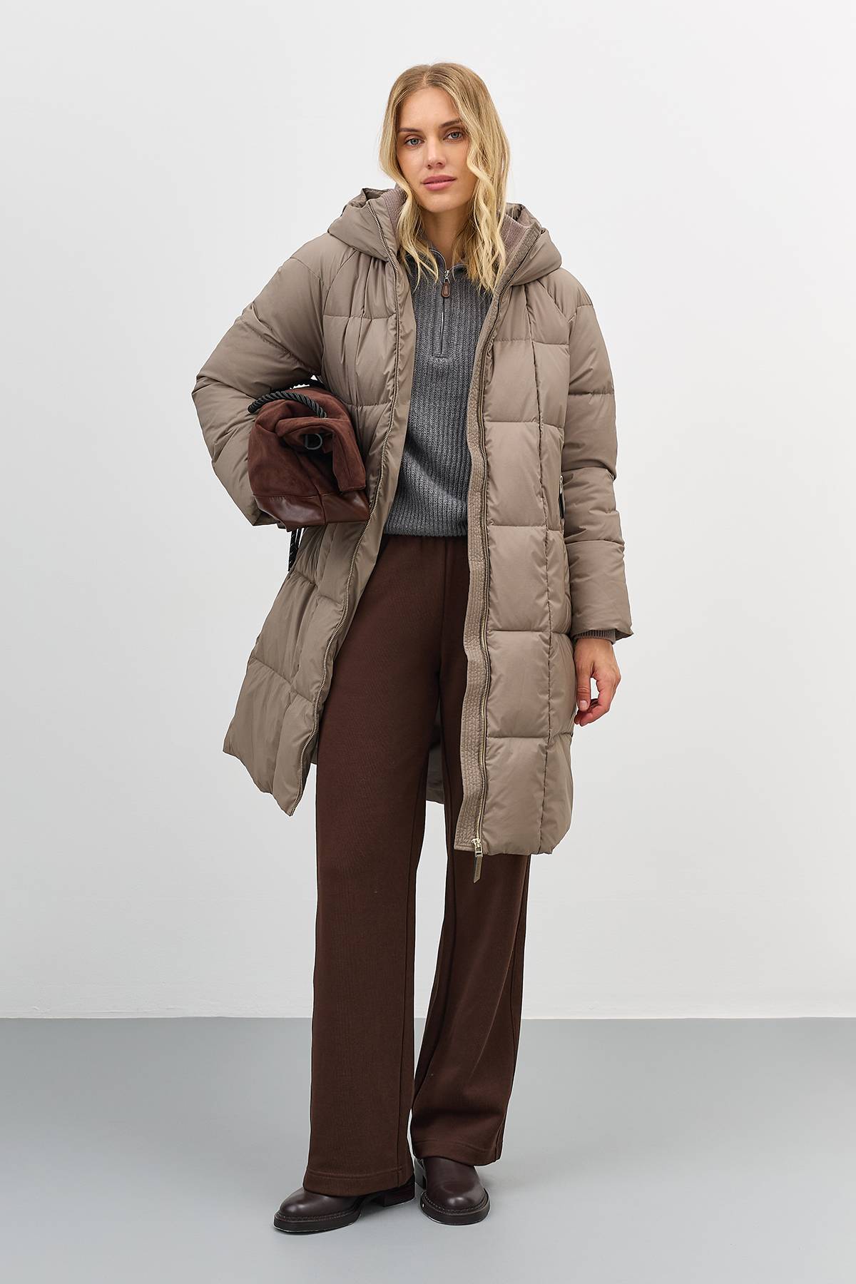 Лимитированная серия Бежевое теплое пальто с квадратной стежкойс палантином, 42