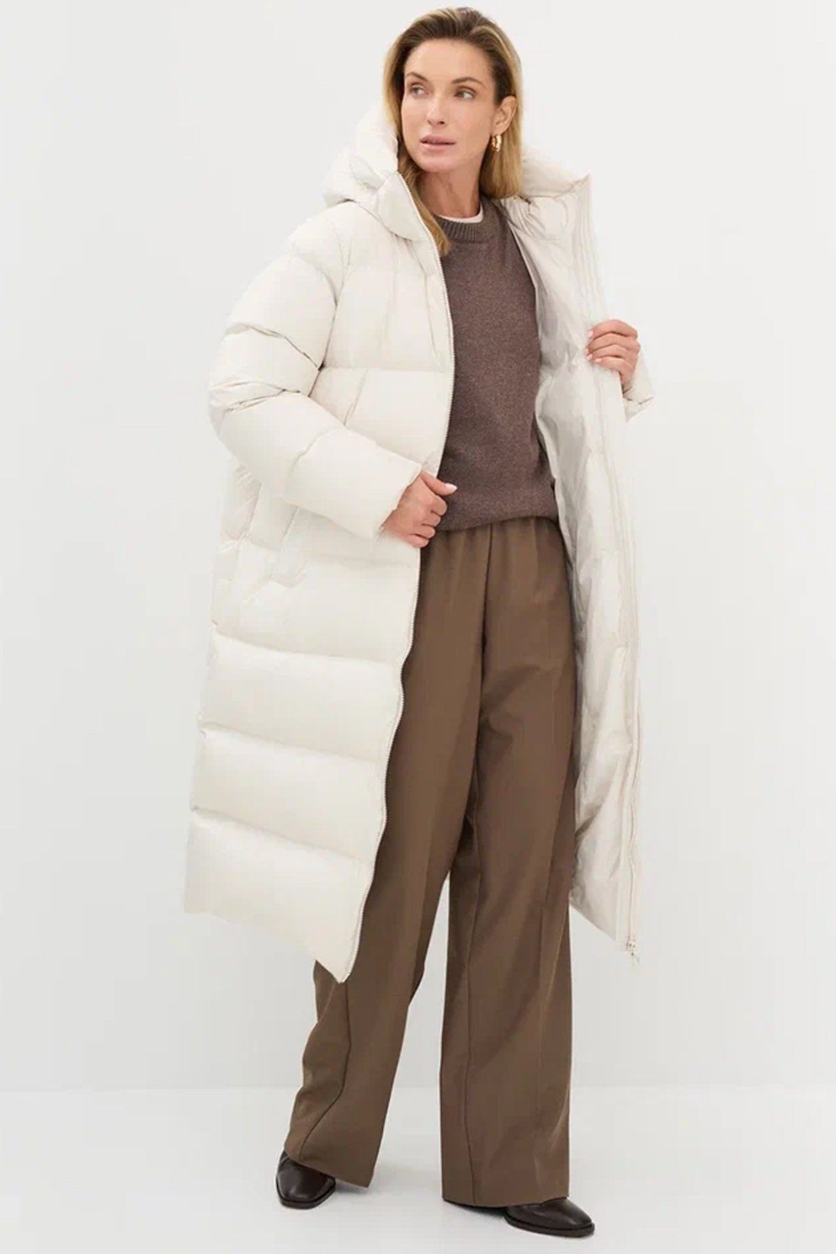 Удлиненное пальто свободного силуэта из натурального пуха в светло-бежевом цвете, 52р