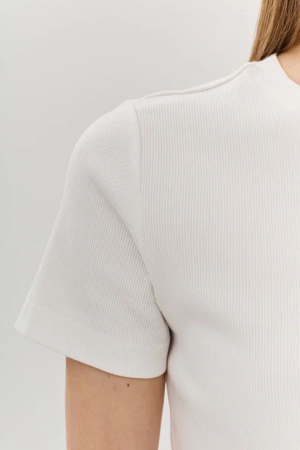 Укороченная футболка в рубчик приталенного силуэта в белом цвете, 40р