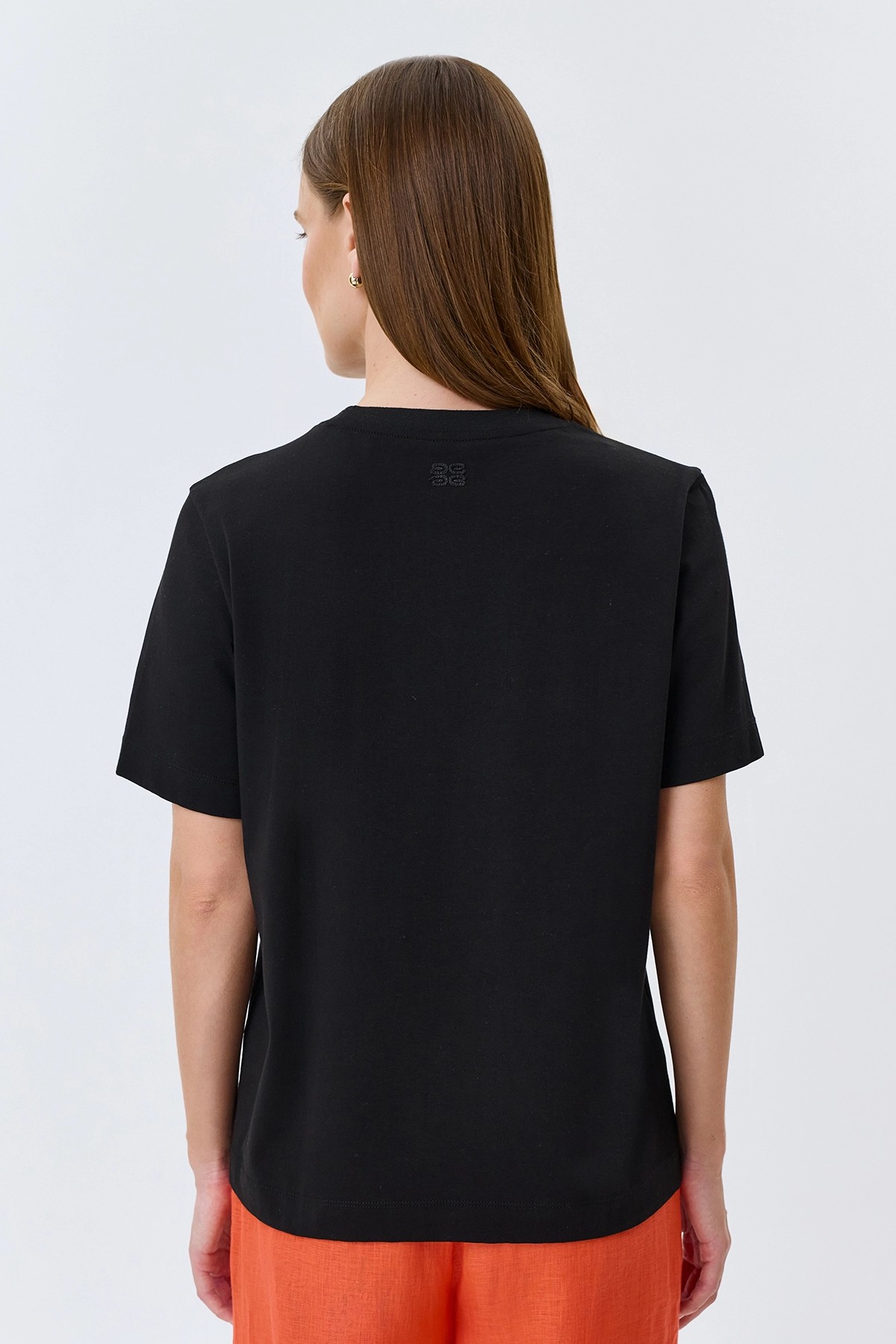 Футболка с объемной вышивкой и стразами, 46