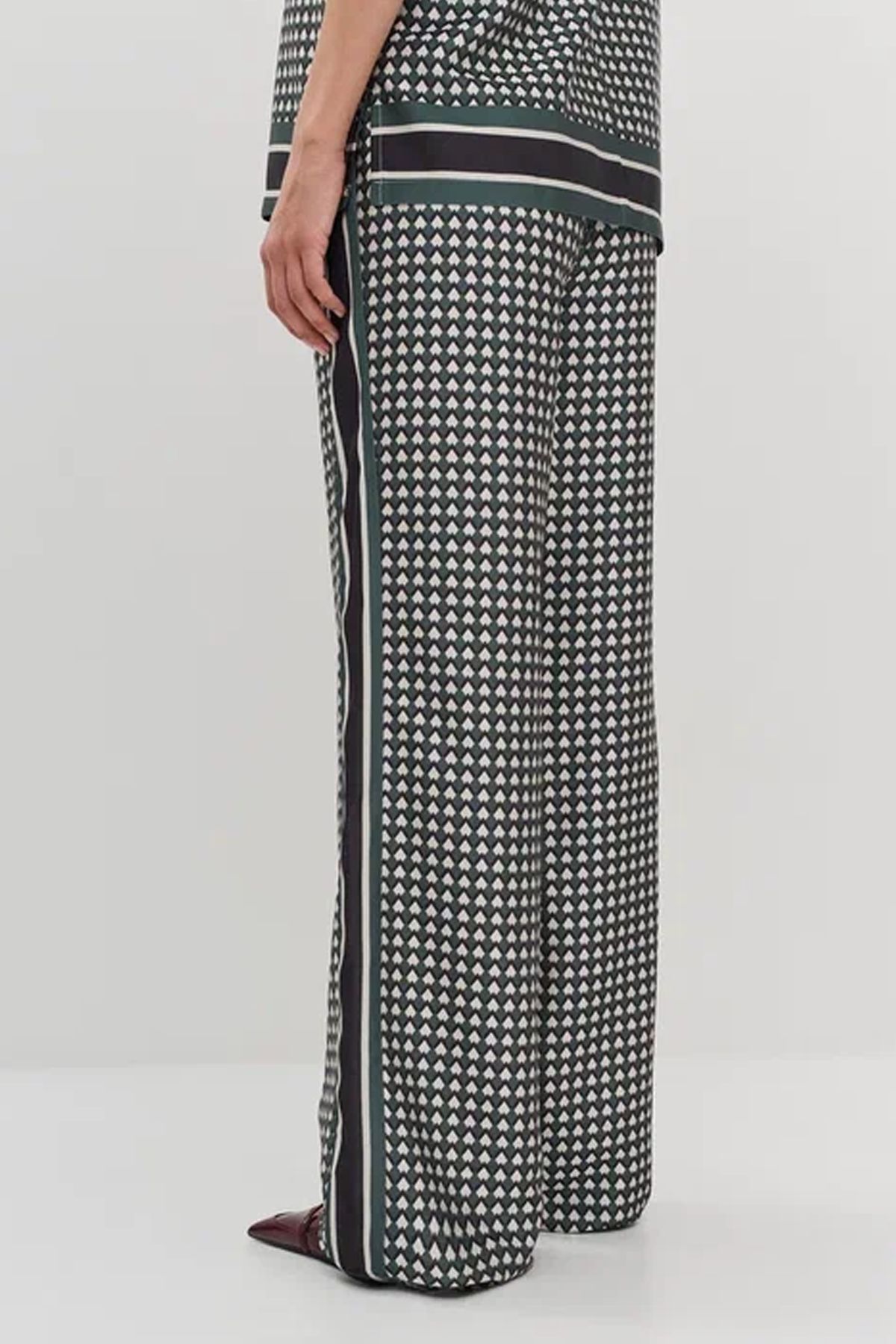 Брюки с геометрическим принтом и резинкой на талии, 52р