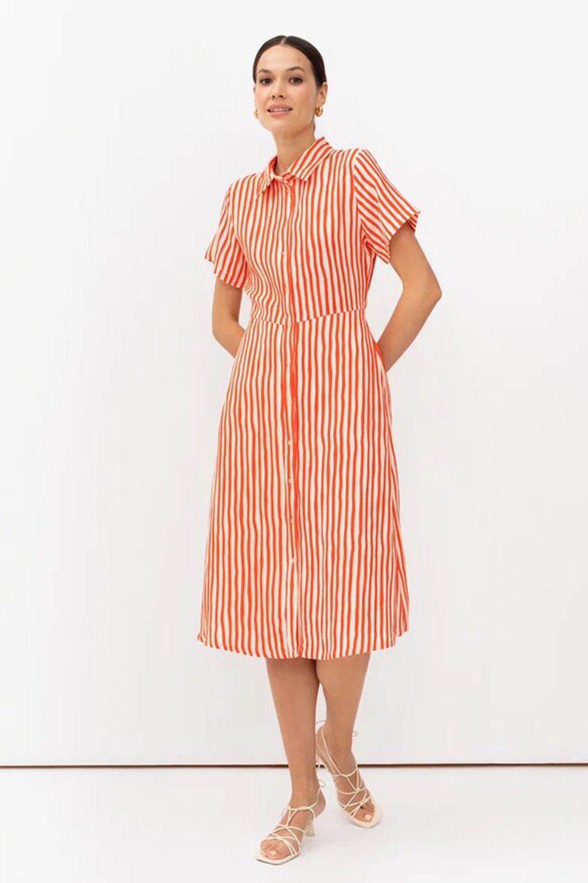 Платье-рубашка в яркую вертикальную полоску, 50р