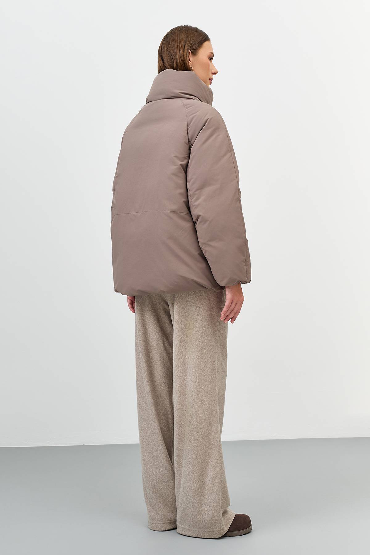 Лимитированная серия теплая куртка с минималистичным декором с палантином, 46