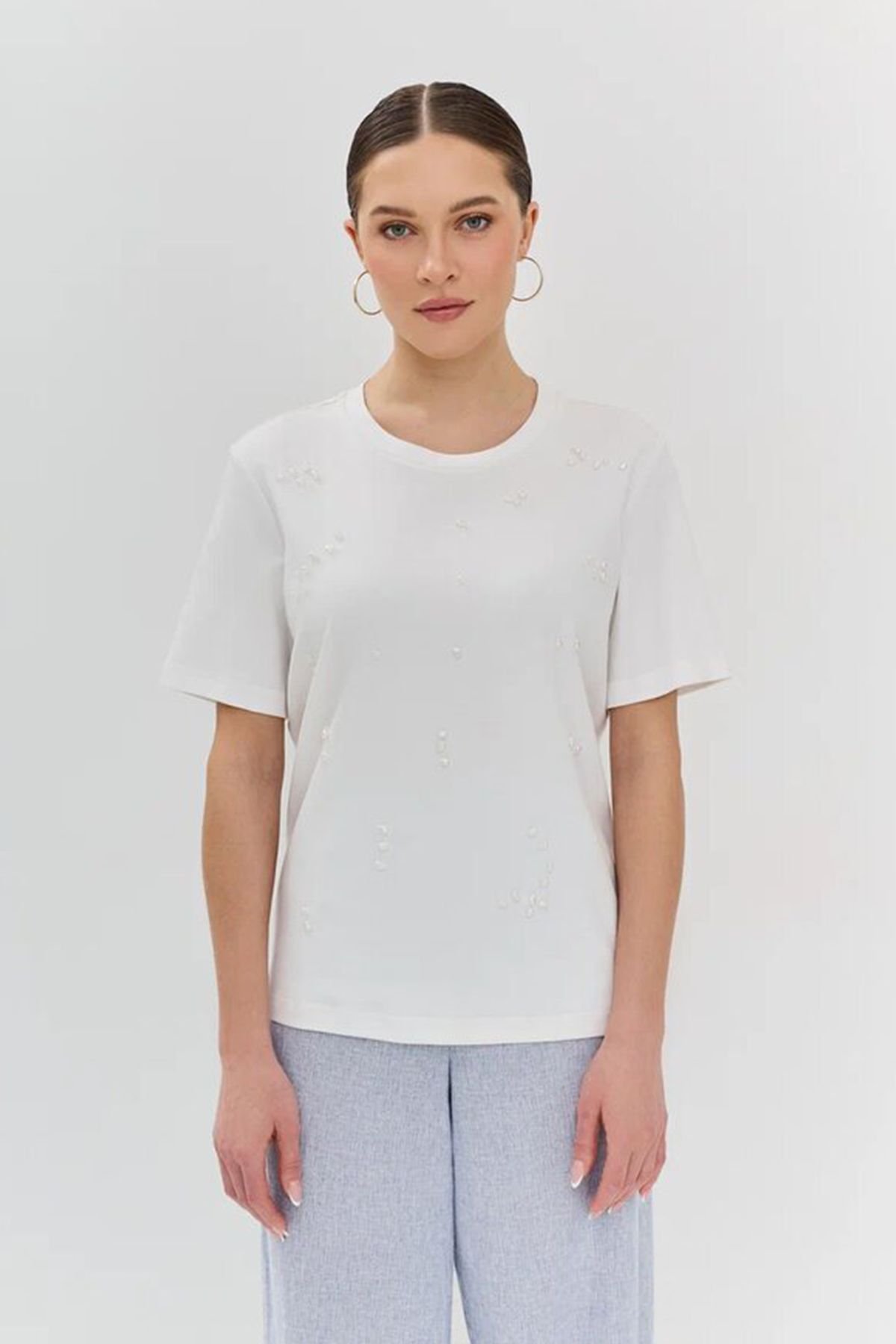 Футболка белого цвета с декоративными бусинами, 42р