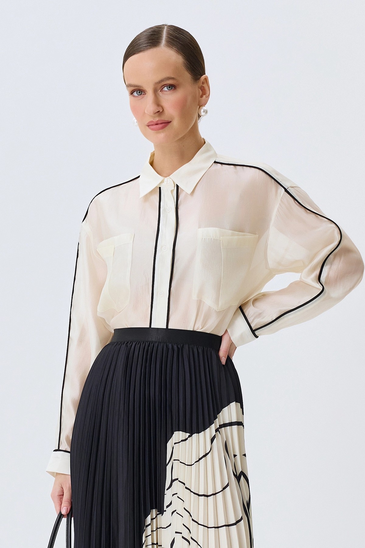 Полупрозрачная блузка с контрастными кантами, 44