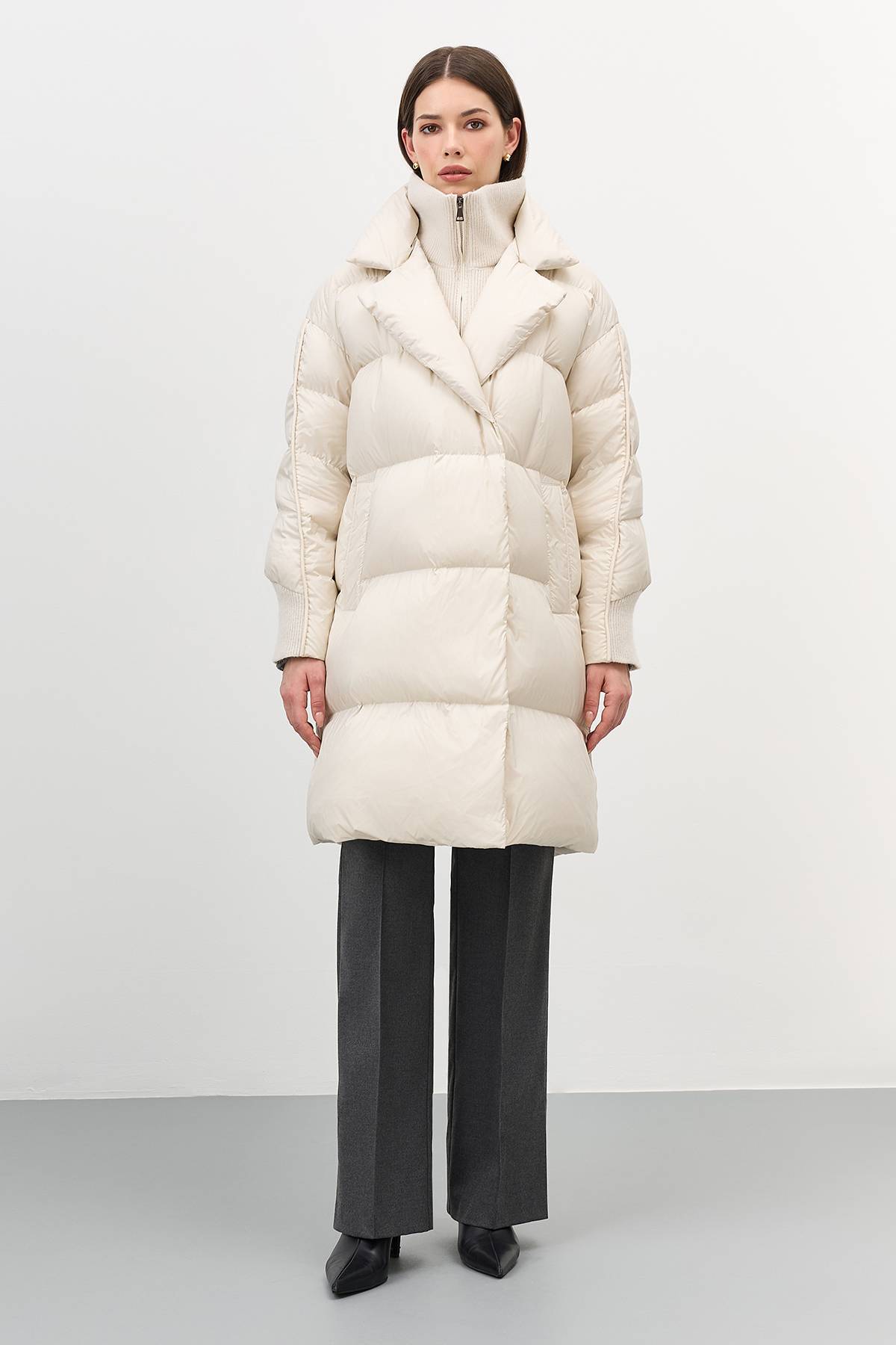 Лимитированная серия белый пуховик на запах с трикотажной манишкой и палантин, 42