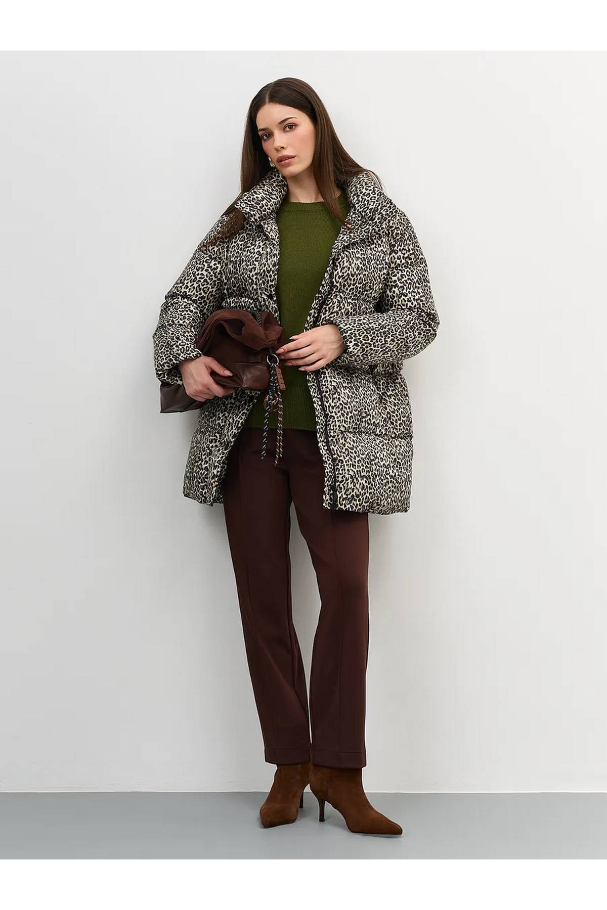 Лимитированная серия пуховик с анималистичным принтом и палантин, 42