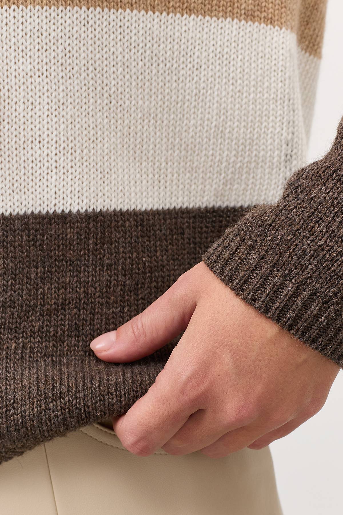 Тонкий джемпер в контрастную полоску, 42