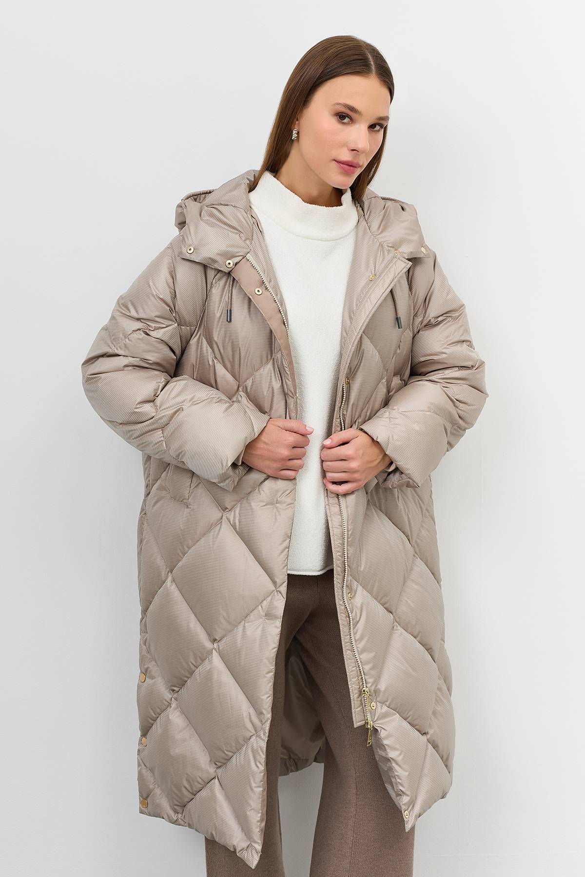 Лимитированная серия  пуховое пальто из фактурной ткани и палантин, 42