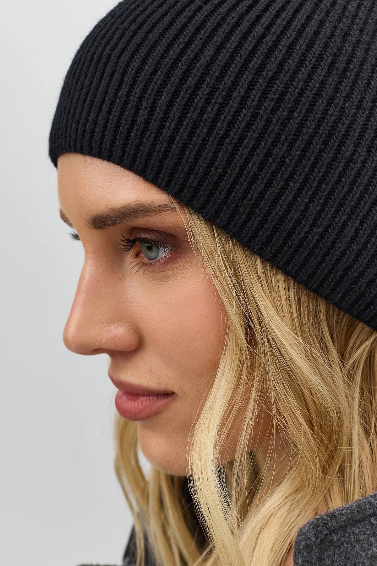 Черная шапка из вискозы и ангоры, One
