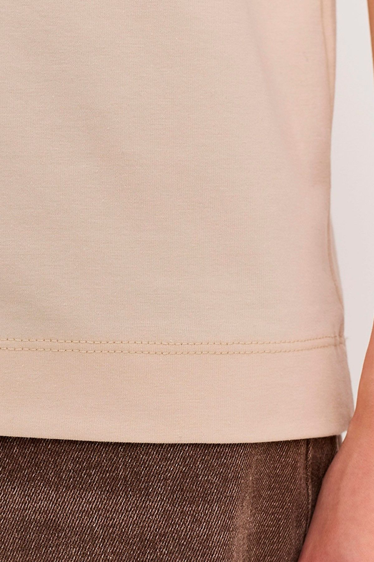 Базовая футболка из хлопкового трикотажа в бежевом цвете 53810/2, 42р