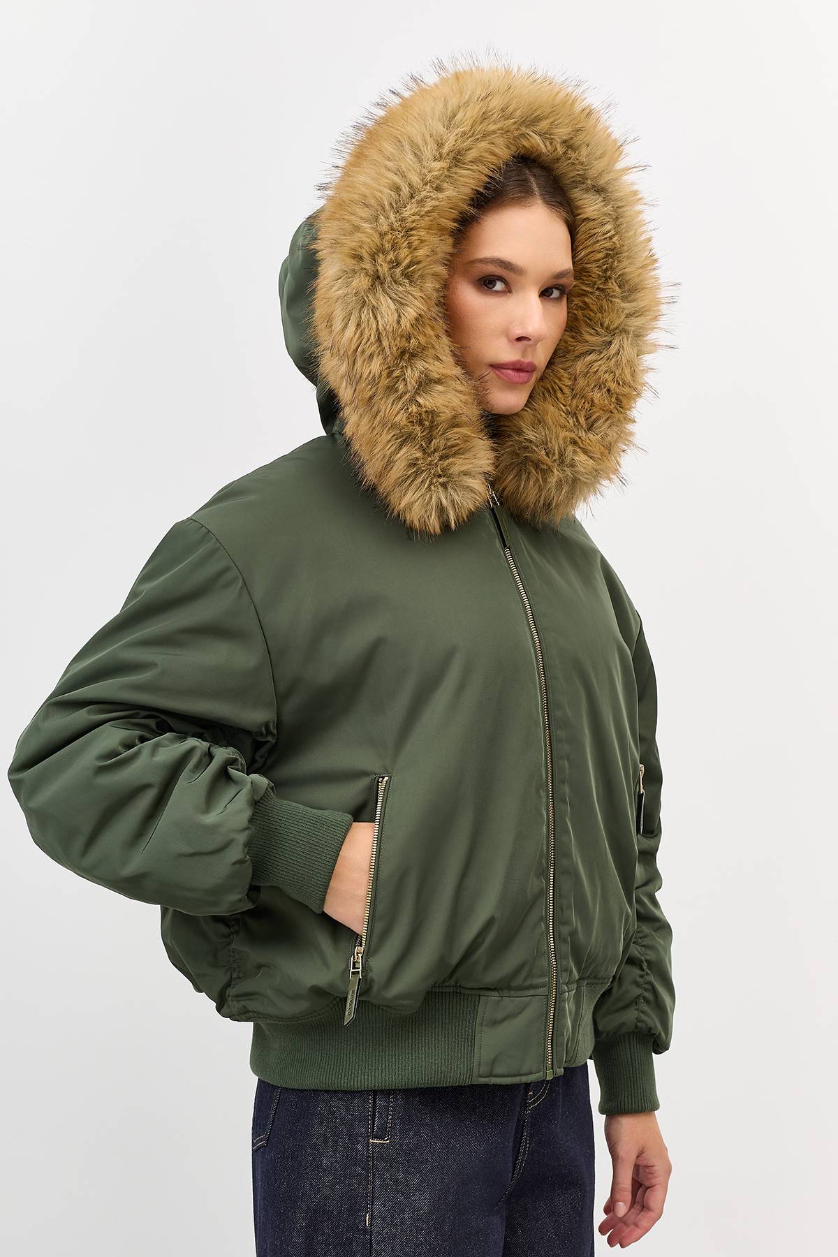 Лимитированная серия Яркий бомбер с искусственным мехомс палантином, 42