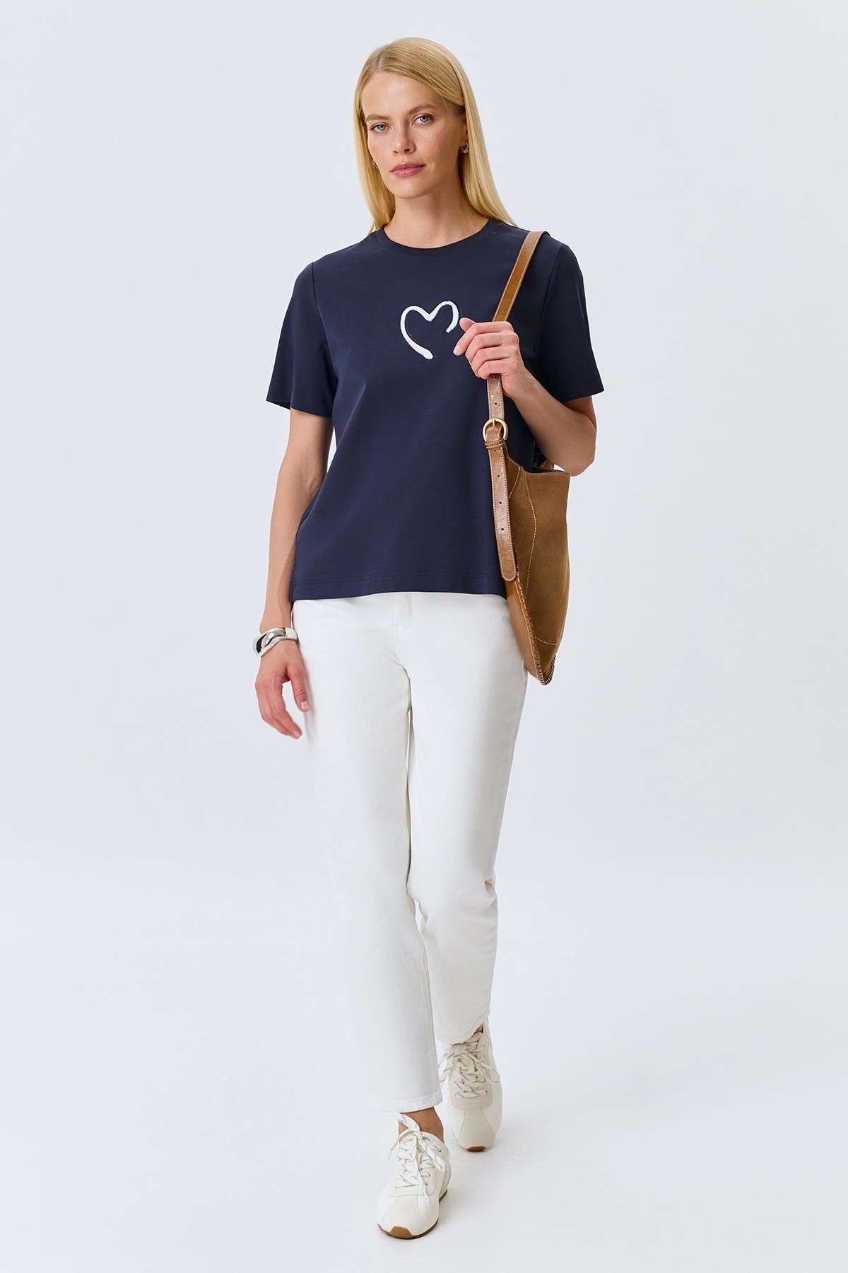 Футболка с контрастной вышивкой, 34