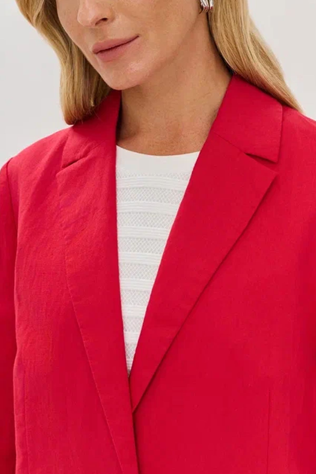 Однобортный жакет красного цвета с контрастной пуговицей, 52р