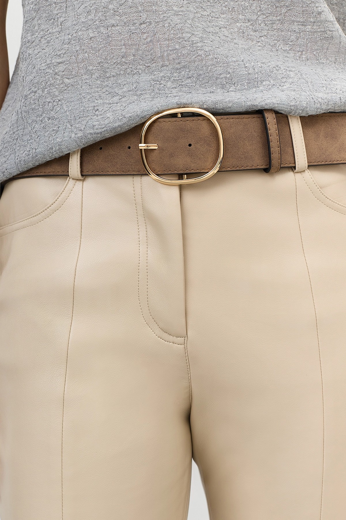 Ремень с крупной металлической пряжкой, M