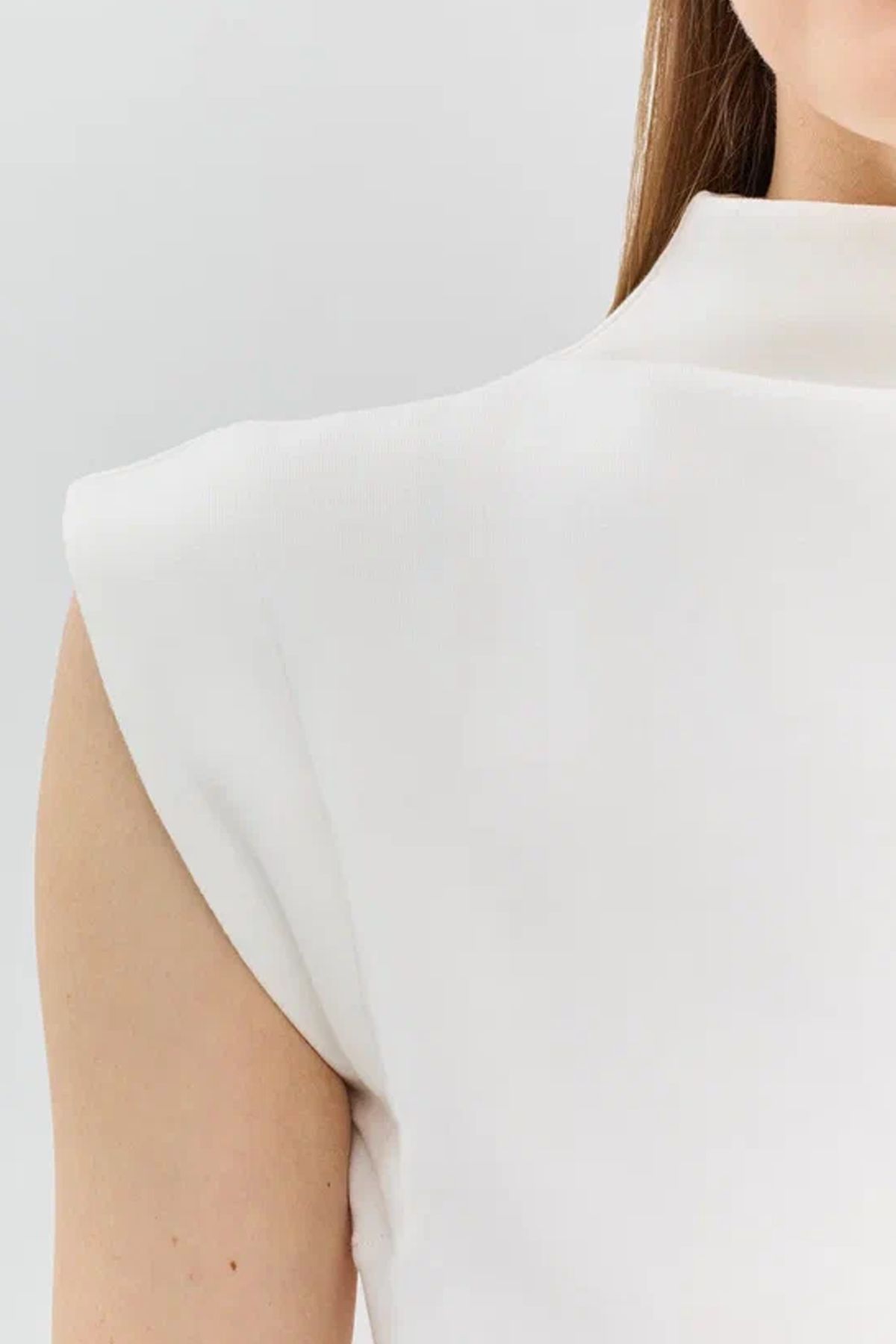 Хлопковый топ с высоким воротником-стойкой, 40р