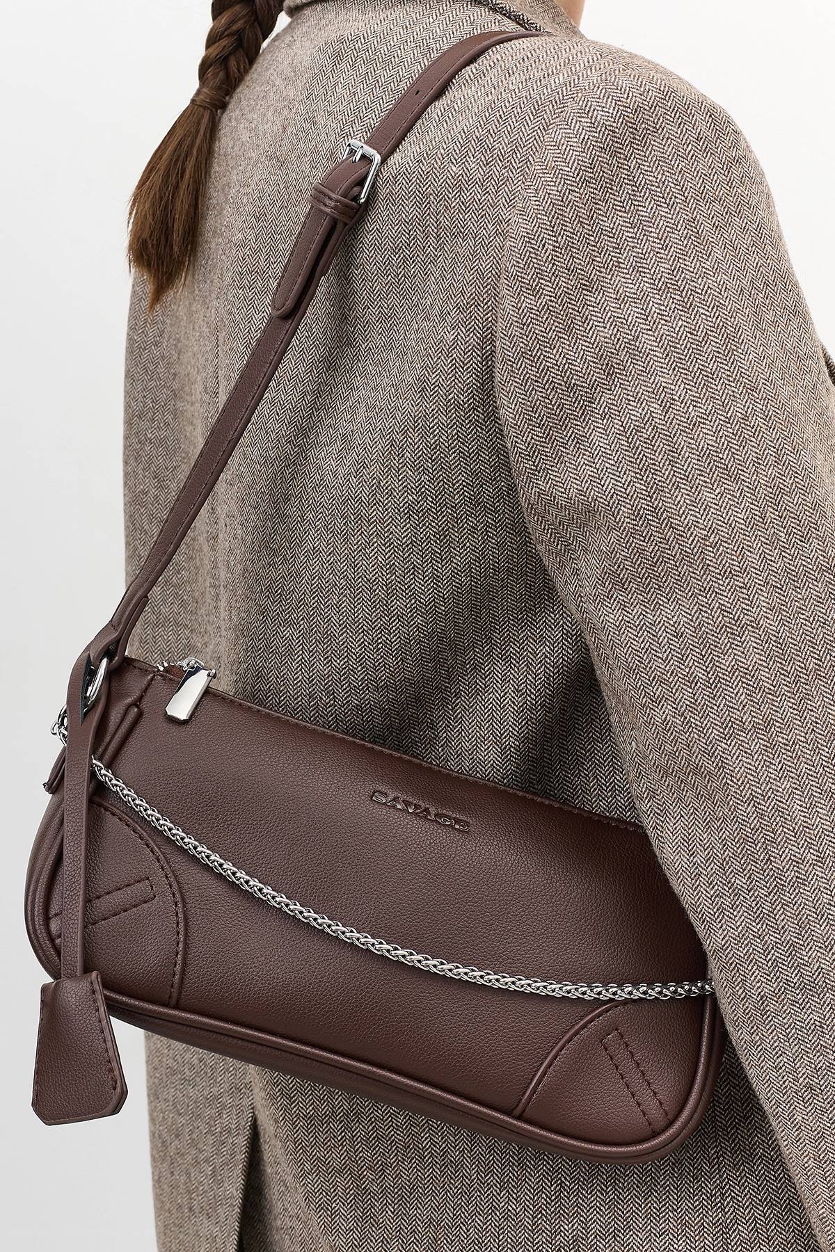 Сумка из искусственной кожи с акцентной цепочкой, One