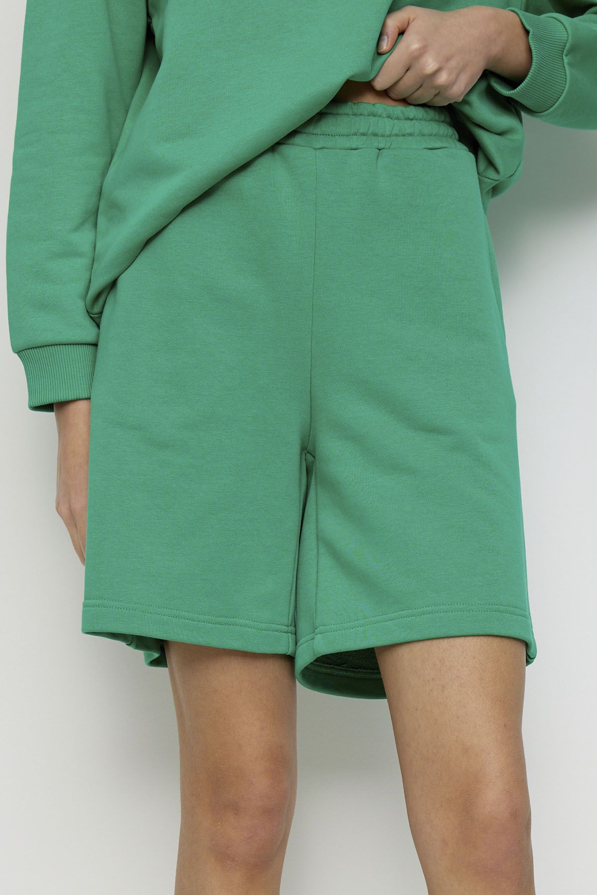 Шорты зелёного цвета с эластичным поясом, 40р