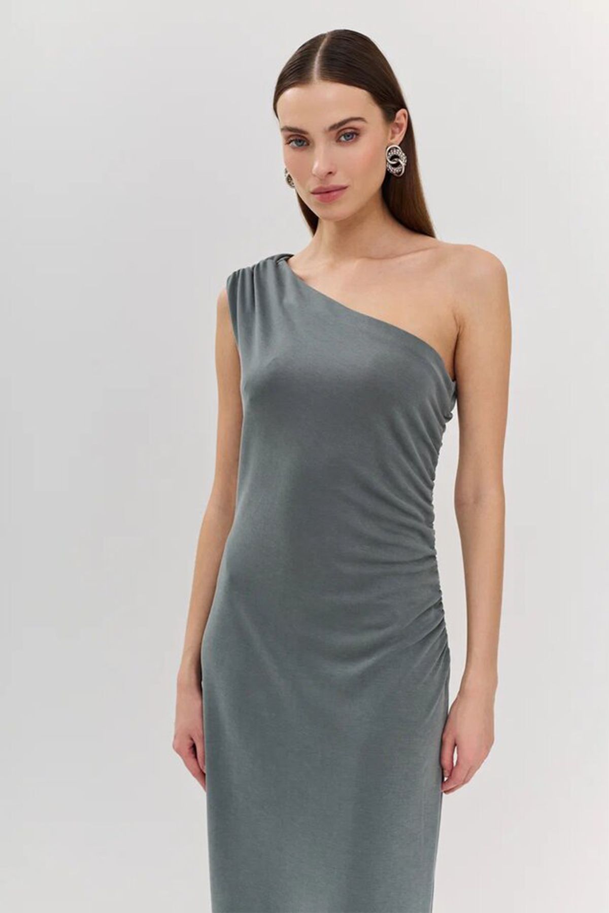 Элегантное платье на одно плечо с боковой шлицей в оливковом цвете 53868/57, 48р