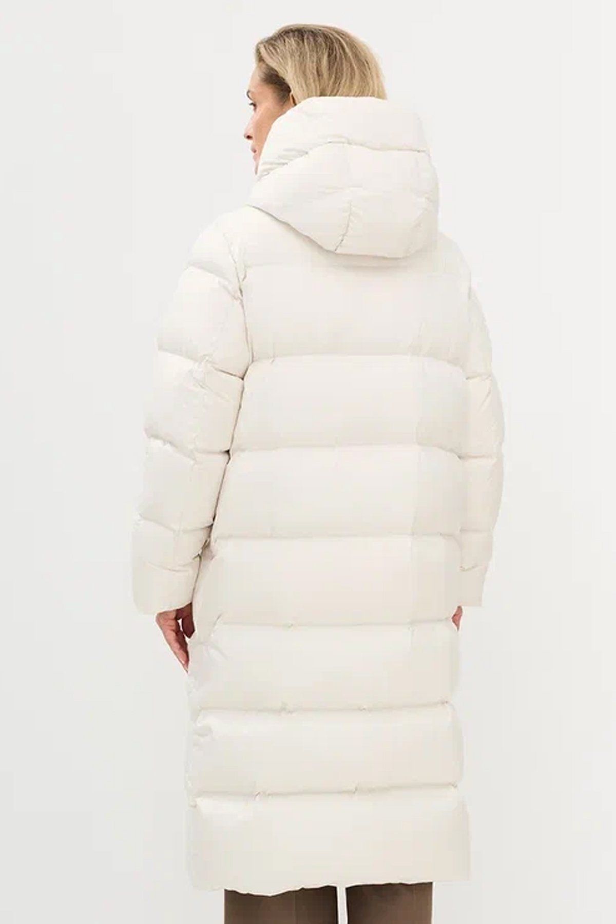 Удлиненное пальто свободного силуэта из натурального пуха в светло-бежевом цвете, 52р