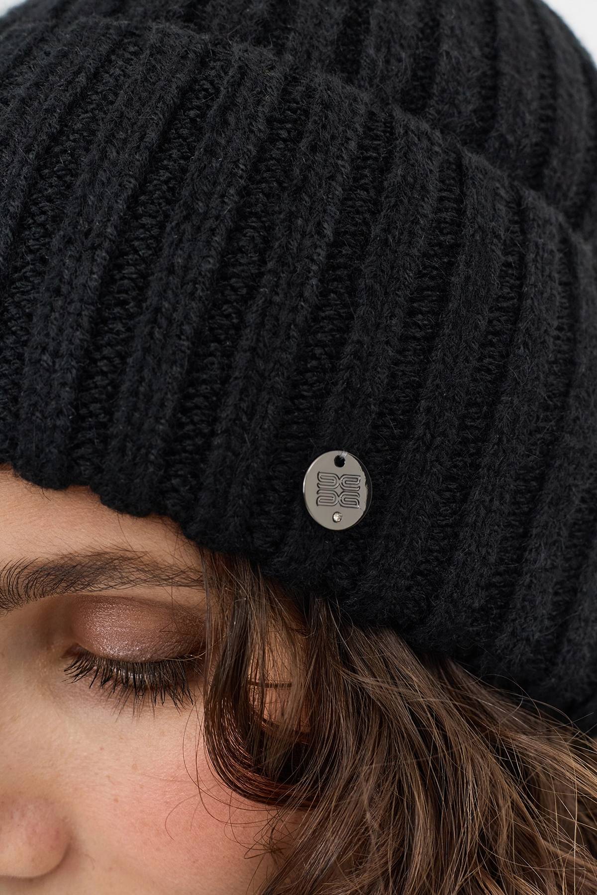 Черная объемная шапка в рубчик, One