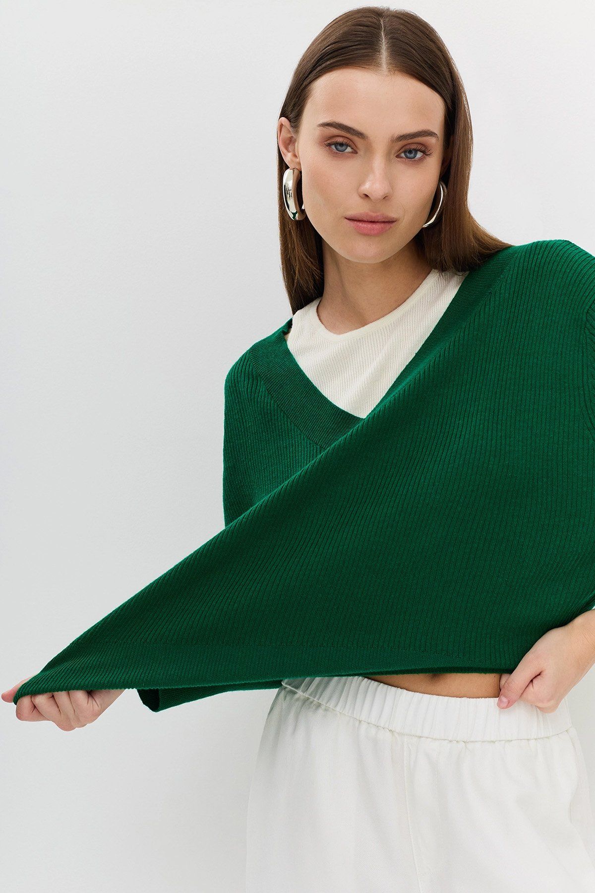 Трикотажный джемпер в зелёном цвете с иммитацией многослойности, 42р