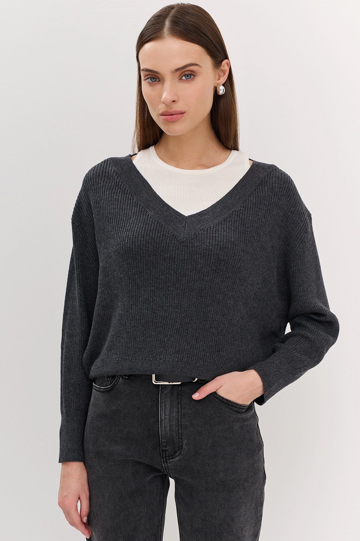 Трикотажный джемпер в графитовом цвете с имитацией многослойности, 52р