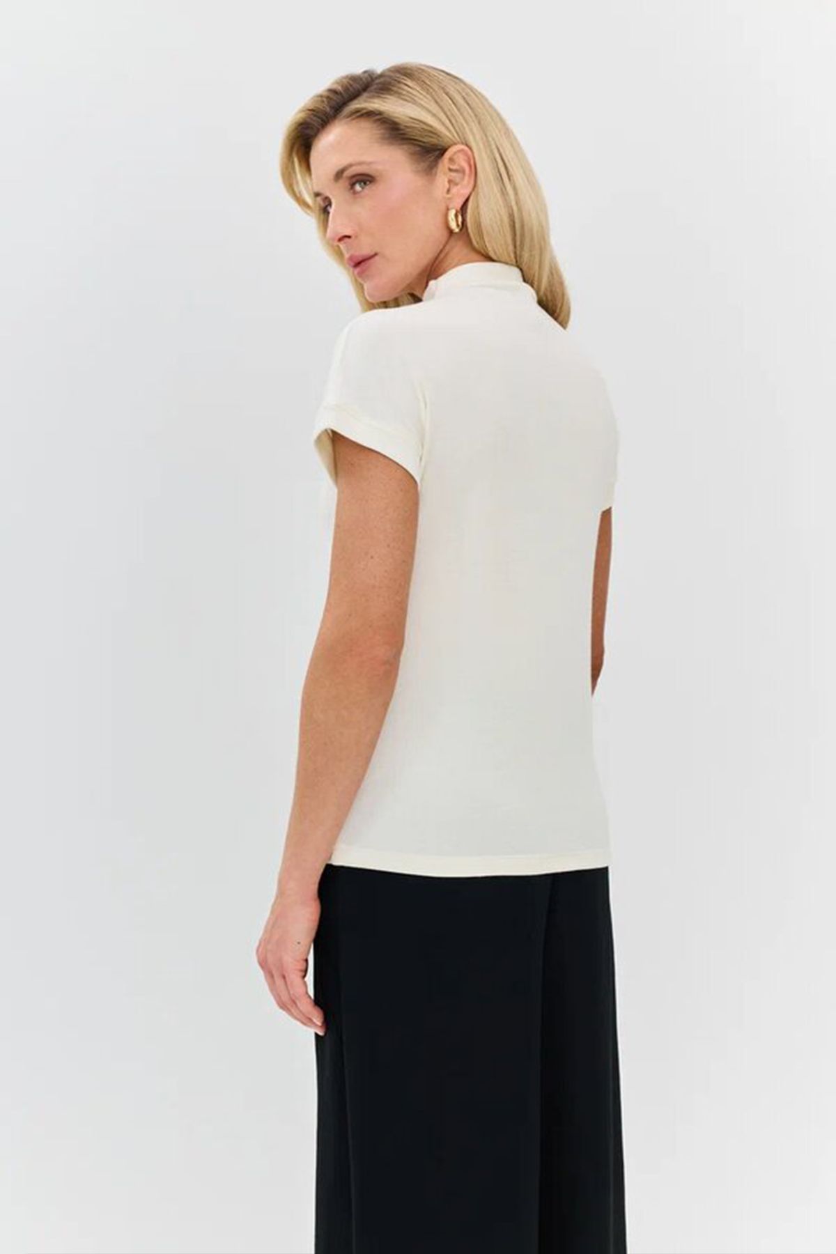 Топ молочного цвета с цельнокроеным воротником-стойкой, 42р