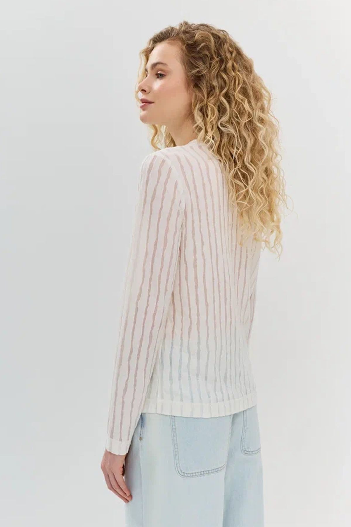 Тонкий полупрозрачный джемпер из фактурного трикотажа, 48р