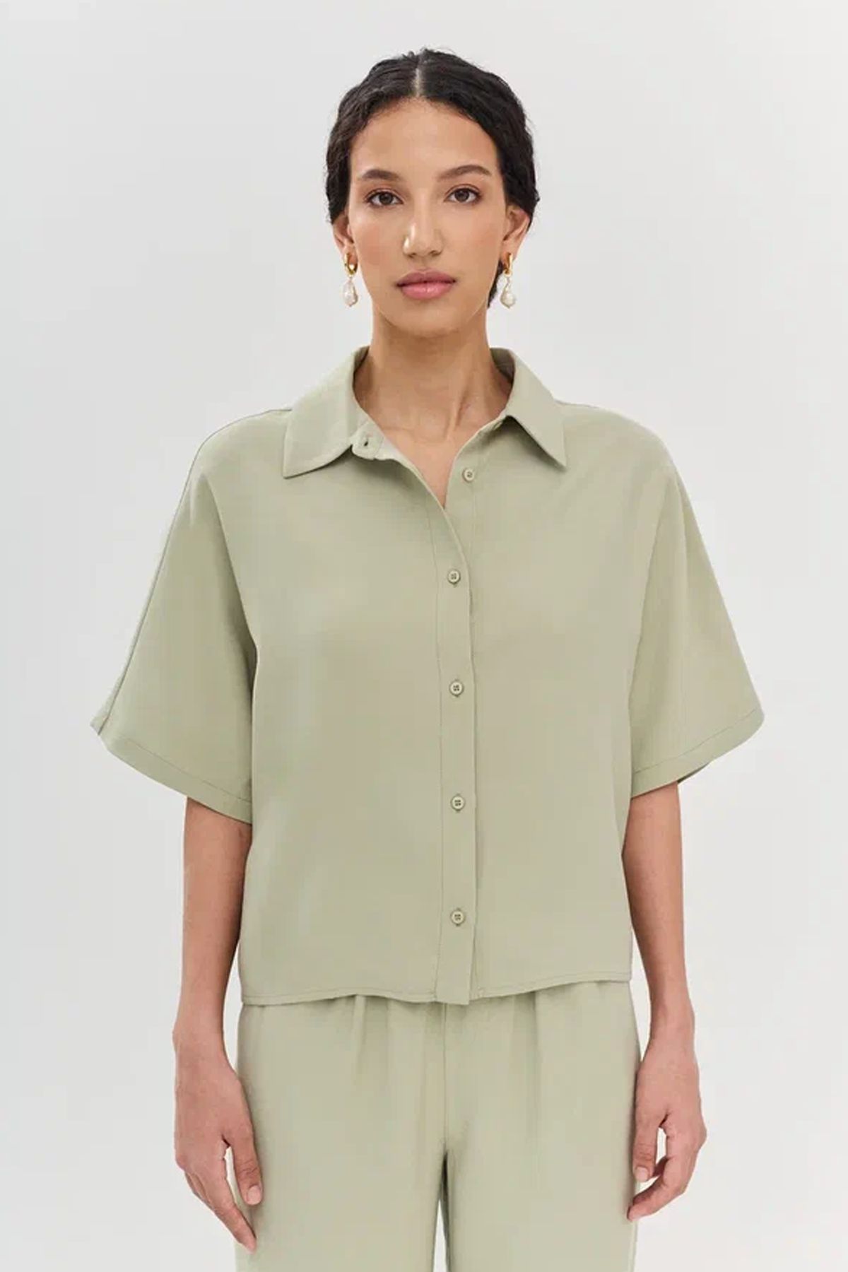 Блузка светло-оливкового цвета с коротким рукавом, 42р