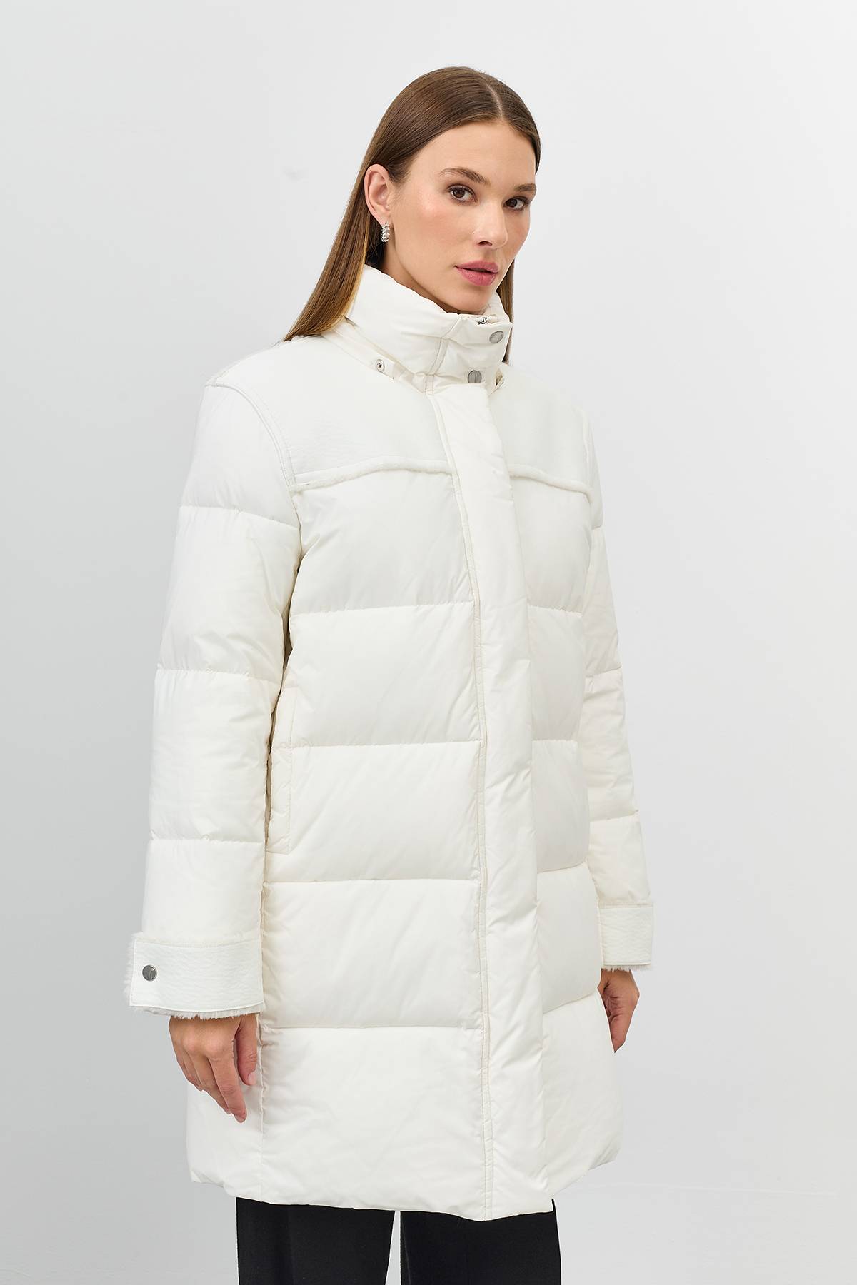 Лимитированная серия пальто с капюшоном из искусственной овчины с палантином, 50