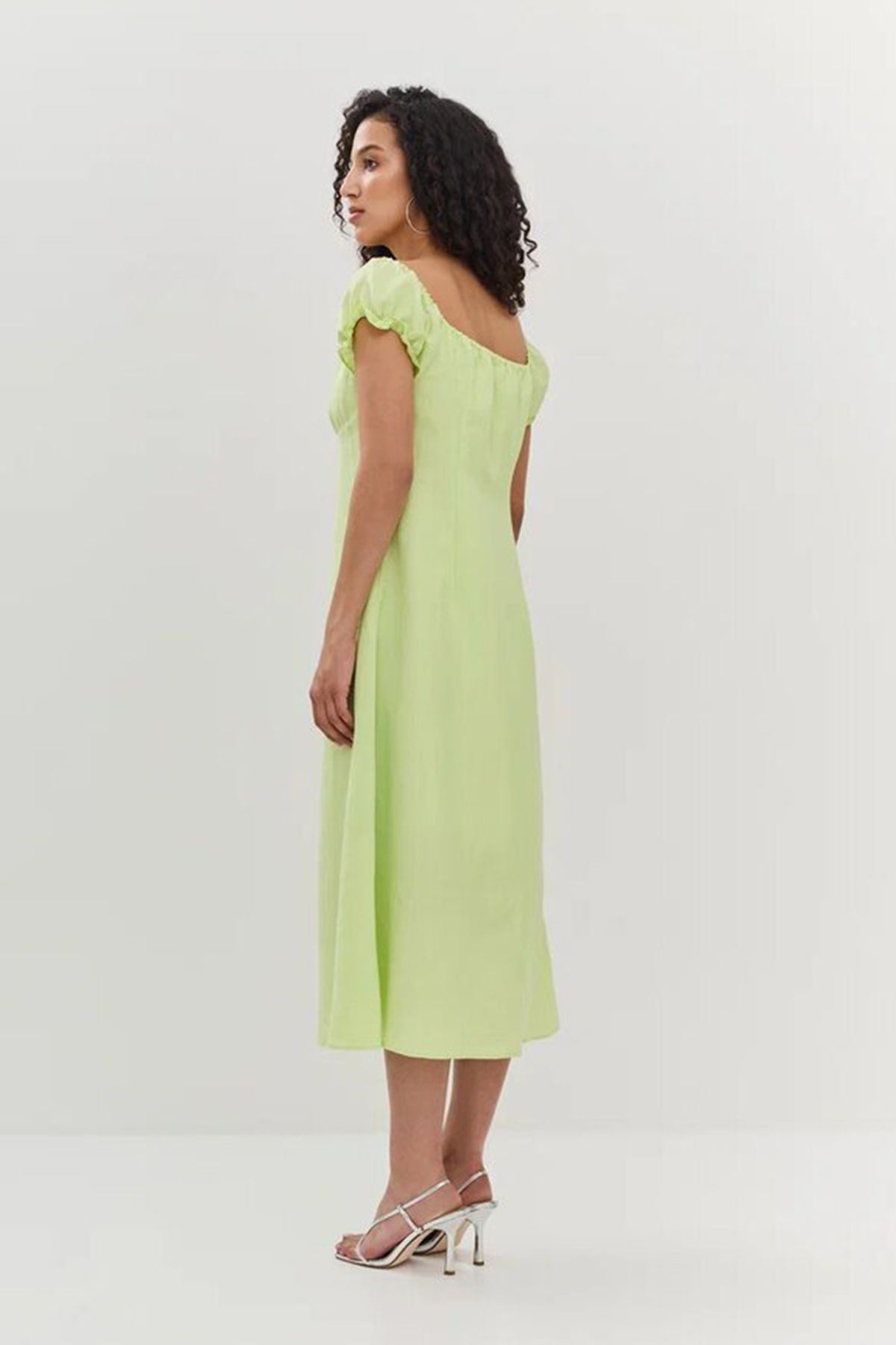 Платье с рюшами на рукавах в цвете лайм, 42р