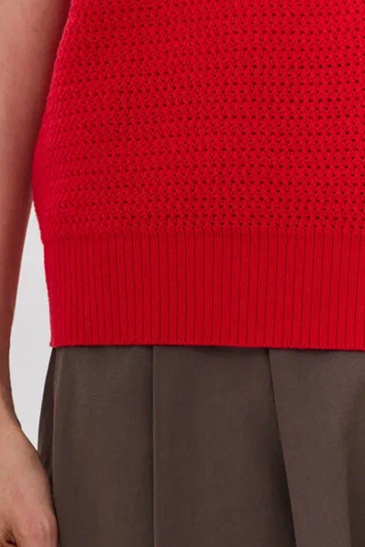 Вязаное фактурное поло из вискозы и хлопка в красном цвете, 40р