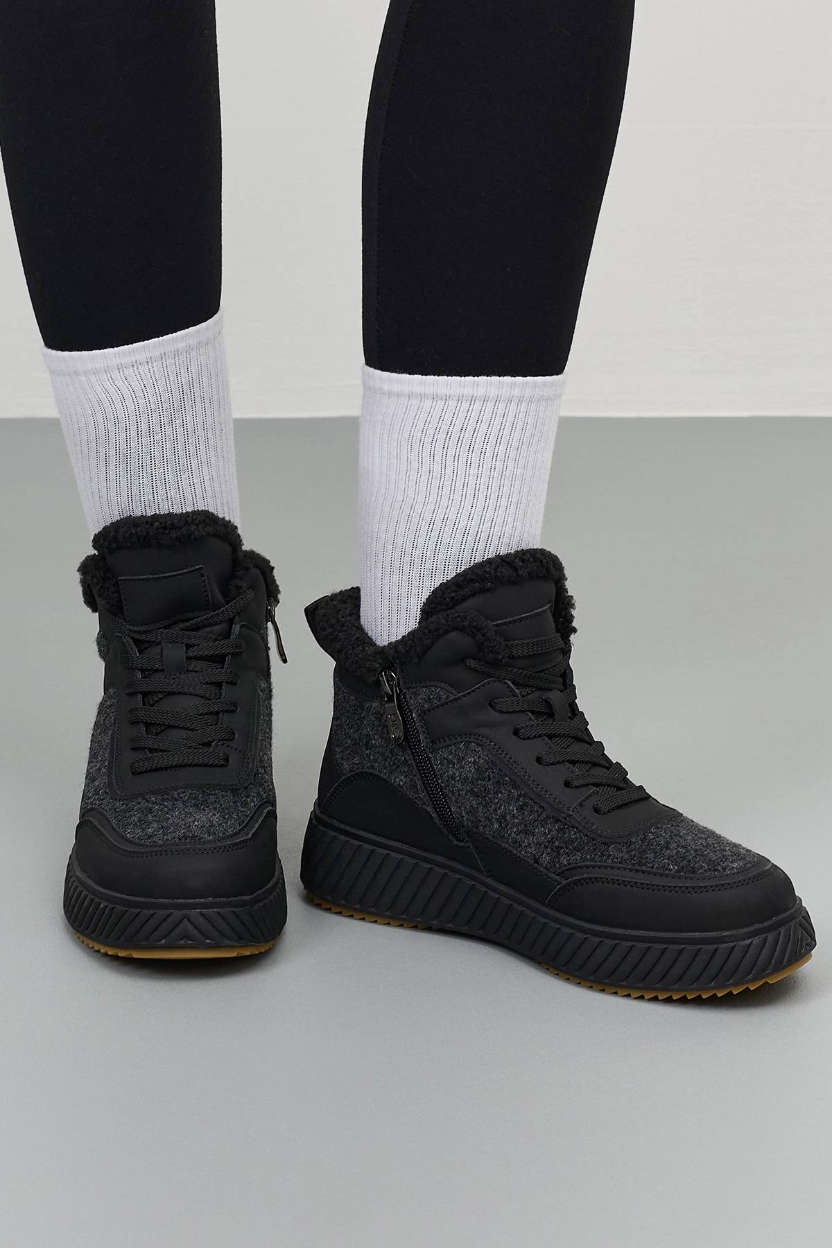 Высокие зимние ботинки с меховой отделкой, 36