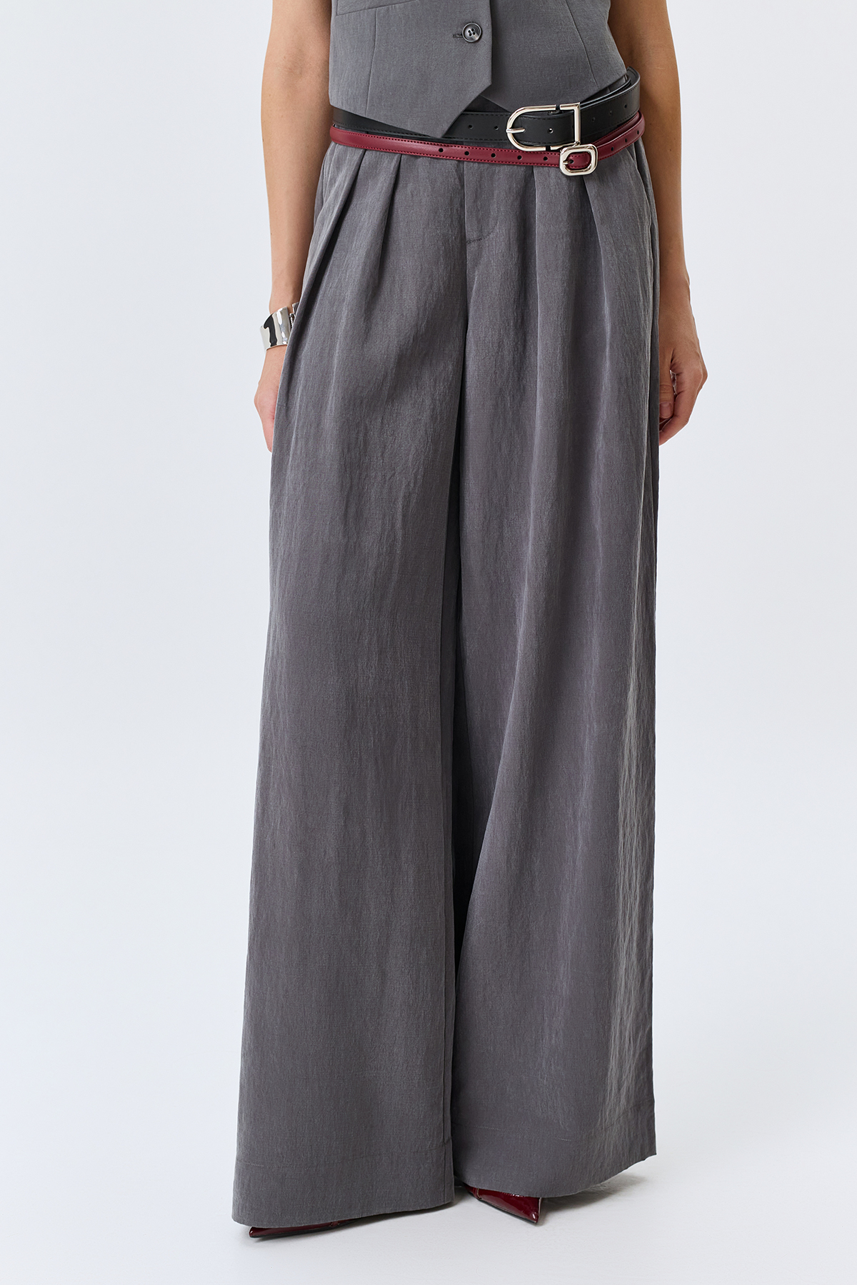 Брюки с акцентными складками из лиоцелла, 52