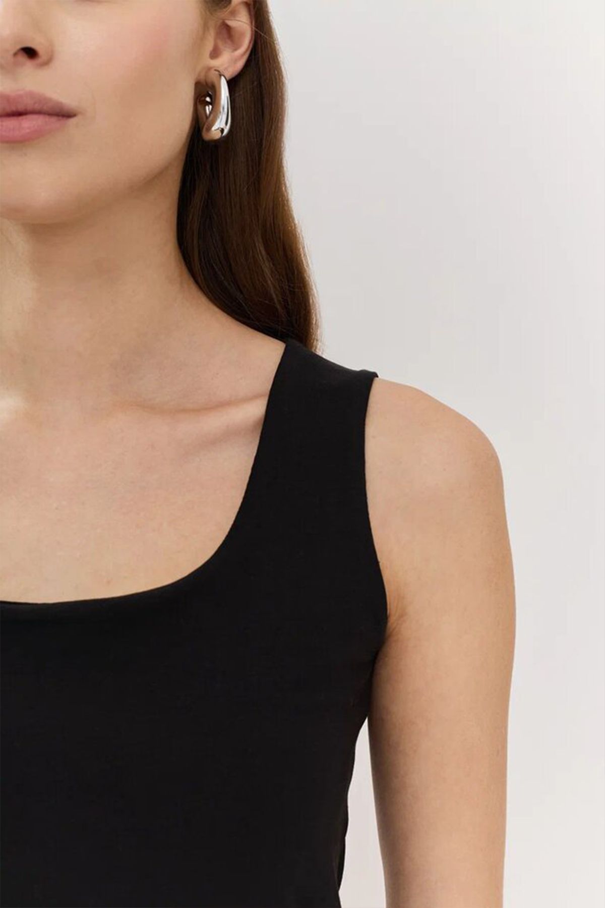 Базовый удлиненный топ в черном цвете, 52р