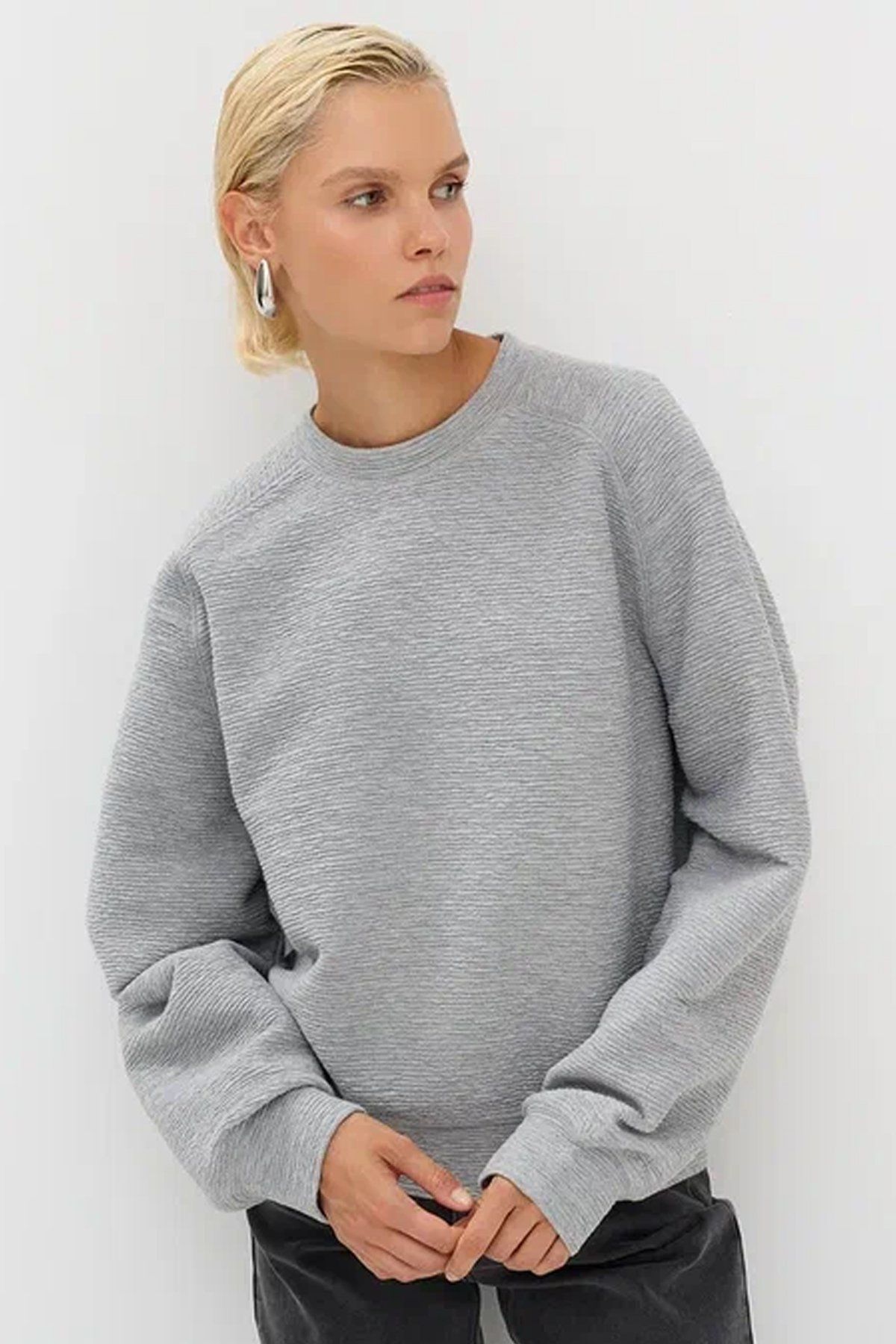 Джемпер-свитшот с фактурной тканью и рукавом реглан, 44р