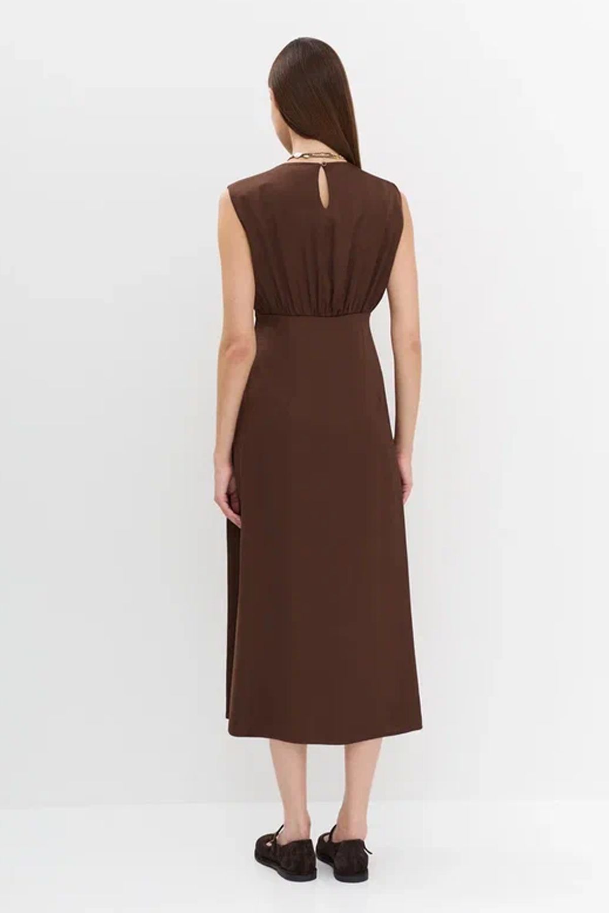 Элегантное платье со сборкой по талии в коричневом цвете, 44р