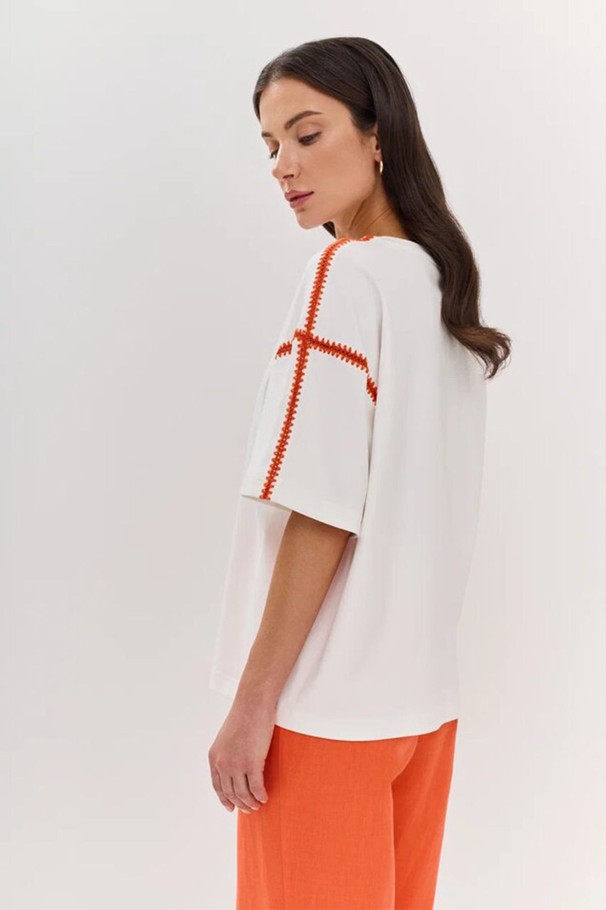 Футболка с яркой вышивкой на рукавах, 44р