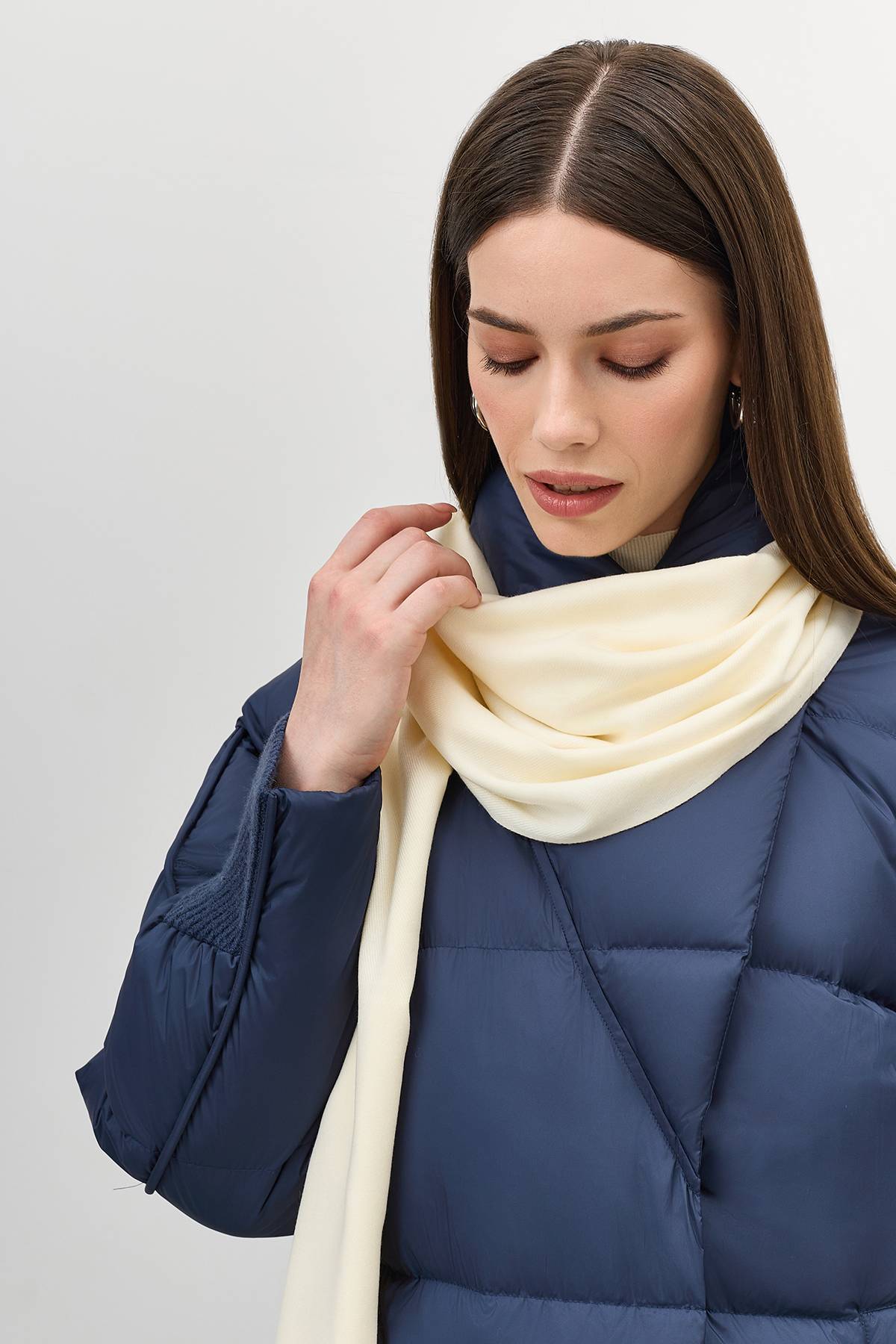 Лимитированная серия пуховик на запах с трикотажной манишкой и палантин, 42