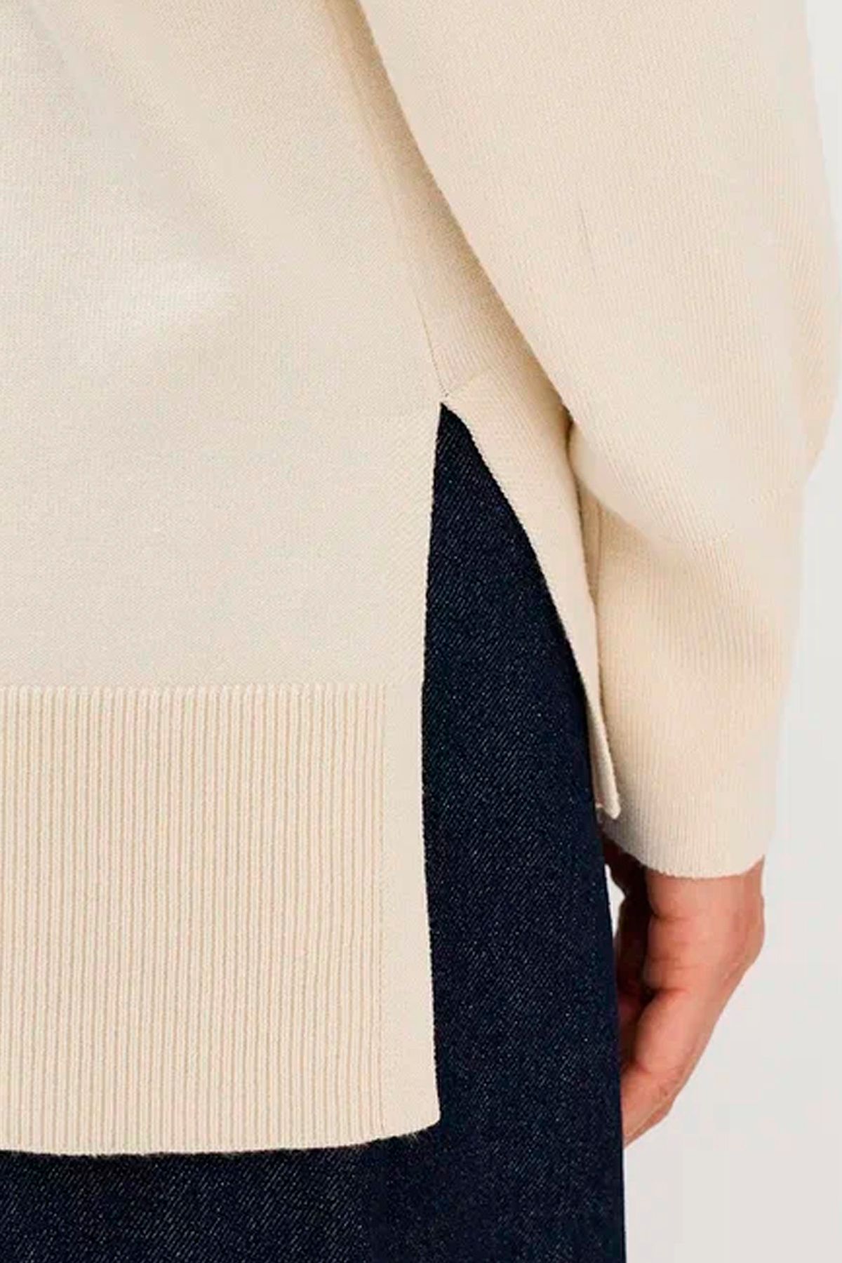 Удлиненный базовый джемпер в молочном цвете, 46р